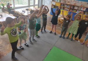 Dzieci tańczą do piosenki o Ziemi